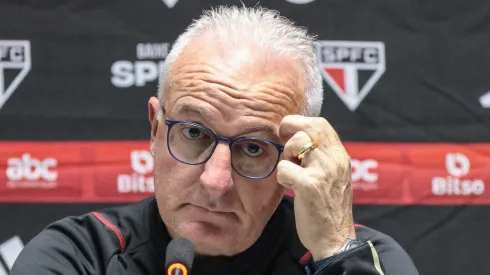 Foto: Robson Mafra/AGIF - Dorival Junior tecnico do Sao Paulo durante entrevista coletiva apos a partida contra o Athletico-PR no estadio Arena da Baixada pelo campeonato Brasileiro A 2023.