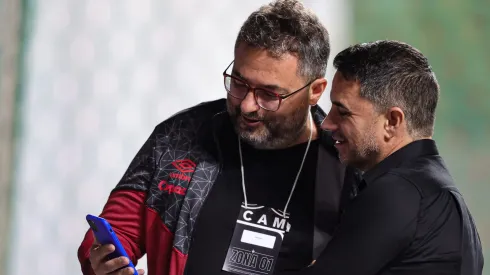Alexandre Mattos e Rodrigo Caetano no telefone antes de duelo pelo Brasileirão. Foto: Gilson Junio/AGIF