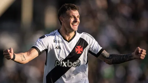 Foto: Isabela Azine/AGIF - Vegetti jogador do Vasco comemora seu gol durante partida contra o Goias no estadio Serrinha pelo campeonato Brasileiro A 2023.