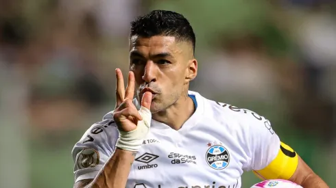 Suárez comemorando gol contra o Coelho.