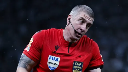 O arbitro Anderson Daronco durante partida entre Corinthians e Santos no estadio Arena Corinthians pelo campeonato Brasileiro A 2023. Foto: Fabio Giannelli/AGIF