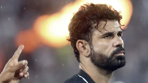 Diego Costa durante hino do Brasil em partida do Botafogo no Campeonato Brasileiro - Foto: Vitor Silva/Botafogo