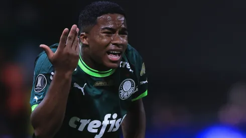 Endrick reclama de decisão de juiz em jogo do Palmeiras - Foto: Ettore Chiereguini/AGIF