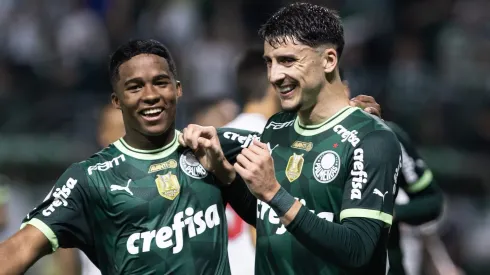 Foto: Abner Dourado/AGIF - Piquerez e Endrick em ação comemoram gol do Palmeiras