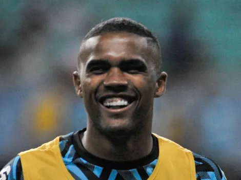 Contrato curto até 2024: Douglas Costa ‘aparece’ no Flamengo e diretoria bate o martelo