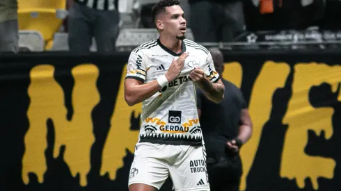 Paulinho jogador do Atletico-MG comemora seu gol durante partida contra o Fortaleza na Arena MRV pelo campeonato Brasileiro A 2023. Foto: Fernando Moreno/AGIF