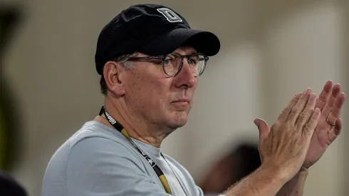 Jhon Textor dono do Botafogo durante partida contra o Palmeiras no Nilton Santos. Foto: Thiago Ribeiro/AGIF