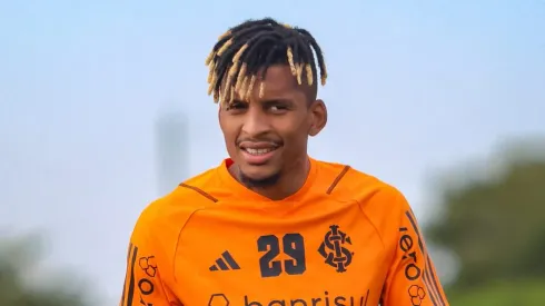 Foto: Dalbert treina no Parque do Gigante e deve assumir papel de protagonismo após problema no Inter - Foto Ricardo Duarte/Internacional