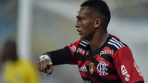 Wesley, do Flamengo, promove partida beneficente no bairro onde