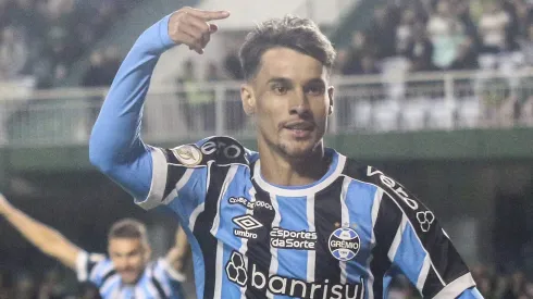 Ferreira jogador do Grêmio comemora seu gol durante partida contra o Coritiba no Couto Pereira pelo campeonato Brasileiro A 2023. Foto: Gabriel Machado/AGIF