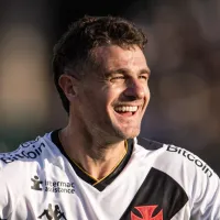 Reação de Vegetti é vista pela torcida do Vasco em meio a gol polêmico de Pec