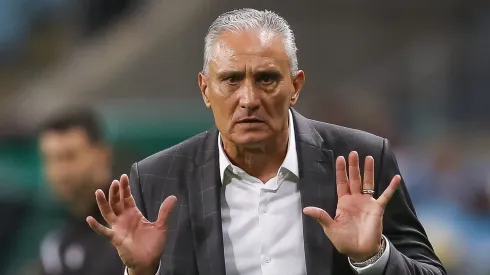 Tite técnico do Flamengo comandando a equipe na busca por vaga na Libertadores. Foto: Pedro H. Tesch/Getty Images