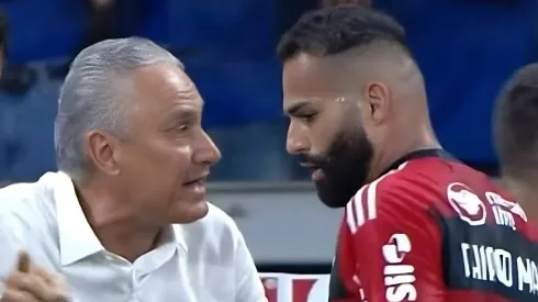Tite passando instrução para Thiago Maia