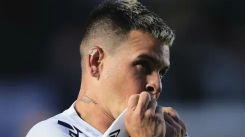 Foto: Ettore Chiereguini/AGIF - Soteldo comemorando gol em partida do Santos no Campeonato Brasileiro