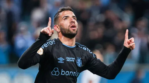 Pepê preocupa o Grêmio, mas sua situação é distinta da de Geromel - Foto: Maxi Franzoi/AGIF