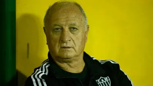 Felipão olhando para o Gramado em jogo do Atlético-MG. Foto: Wagner Meier/Getty Images.