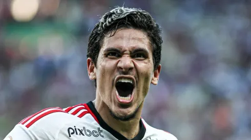 Foto: Kely Pereira/AGIF – Pedro comemora o gol na vitória do Flamengo contra o Fortaleza, pelo Campeonato Brasileiro.