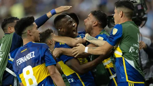 Boca Juniors comemora seu gol com jogadores do seu time durante partida contra o Fluminense no Maracanã pelo campeonato Libertadores 2023. Foto: Liamara Polli/AGIF
