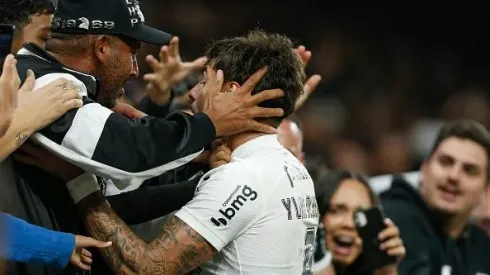 Yuri Alberto comemora com a torcida do Corinthians. Foto: Ricardo Moreira/Getty Images