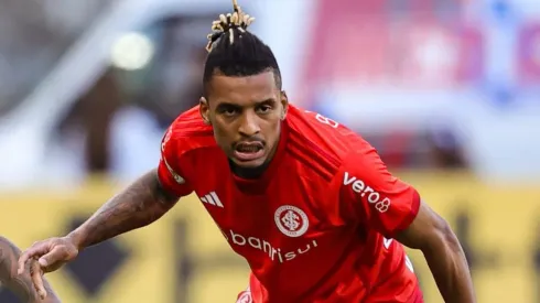 Dalbert em ação pelo Colorado, o lateral é alvo de muitas críticas da torcida – Foto: Gilson Lobo/AGIF