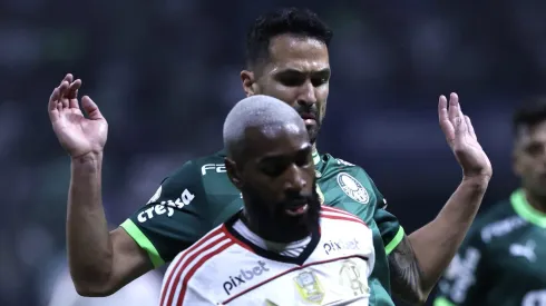 Luan jogador do Palmeiras disputa lance com Gerson jogador do Flamengo durante partida no estadio Arena Allianz Parque pelo campeonato Brasileiro A 2023. Marcello Zambrana/AGIF