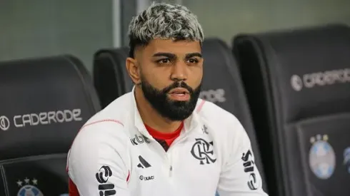 Gabigol no banco de reservas no jogo contra o Grêmio em Porto Alegre pelo Brasileirão. Foto: Pedro H. Tesch/Getty Images.