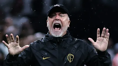 Mano Menezes tecnico do Corinthians durante partida contra o Santos no estadio Arena Corinthians pelo campeonato Brasileiro A 2023. Fabio Giannelli/AGIF