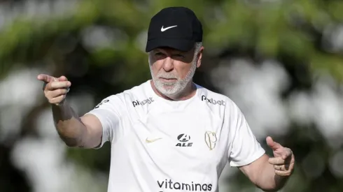 Mano Menezes teve surpresas no último treino para encarar o Atlético-MG