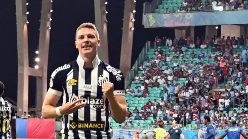 Julio Furch comemora vitória do Santos – Foto: Walmir Cirne/AGIF