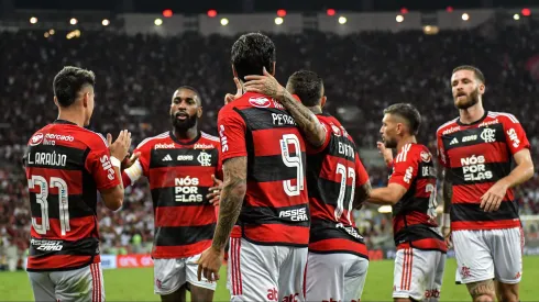 Pedro jogador do Flamengo comemora seu gol com jogadores do seu time durante partida contra o Palmeiras no estadio Maracana pelo campeonato Brasileiro A 2023. Foto: Thiago Ribeiro/AGIF