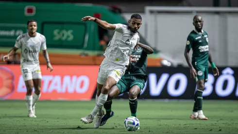 Babi jogador do Goias disputa lance com Joaquim Henrique jogador do Santos durante partida no estadio Serrinha pelo campeonato Brasileiro A 2023. Foto: Heber Gomes/AGIF