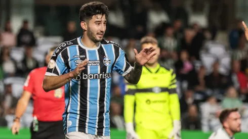 Villasanti jogador do Gremio comemora seu gol durante partida contra o Coritiba no estadio Couto Pereira pelo campeonato Brasileiro A 2023. Foto: Robson Mafra/AGIF