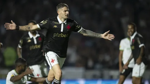 Vegetti, jogador do Vasco, comemora seu gol durante partida contra o América-MG no estádio São Januário pelo Campeonato Brasileiro - Foto: Jorge Rodrigues/AGIF