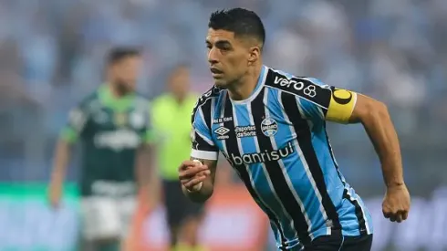 Suárez atuando pelo Grêmio em partida do Campeonato Brasileiro.<br />
Foto: Pedro H. Tesch/Getty Images