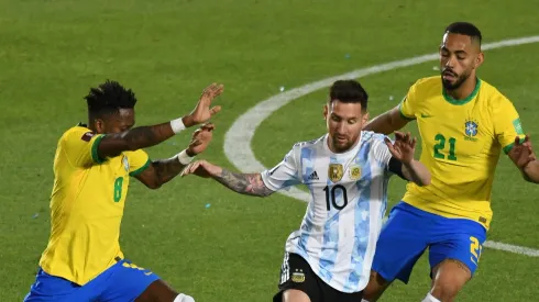Messi jogador do Argentina disputa lance com Fred e Matheus Cunha jogadores do Brasil durante partida no estadio San Juan del Bicentenario pelo campeonato Eliminatorias Copa do Mundo 2022. Foto: FotoBaires/AGIF