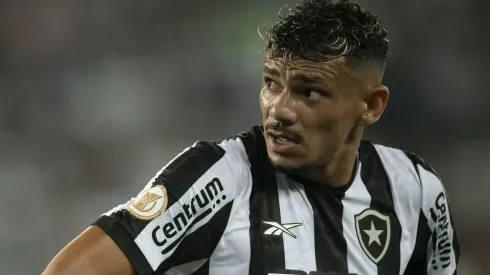 Ex-árbitro ligal o sinal de alerta par Tiquinho e demais jogadores do Botafogo- Foto: Jorge Rodrigues/AGIF