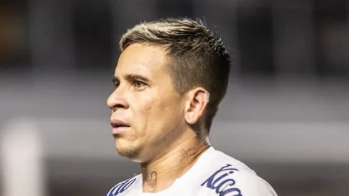 SP - SANTOS - 21/06/2023 - BRASILEIRO A 2023, SANTOS X CORINTHIANS - Soteldo jogador do Santos reclama com a arbitragem durante partida contra o Corinthians no estadio Vila Belmiro pelo campeonato BRASILEIRO A 2023. Foto: Abner Dourado/AGIF