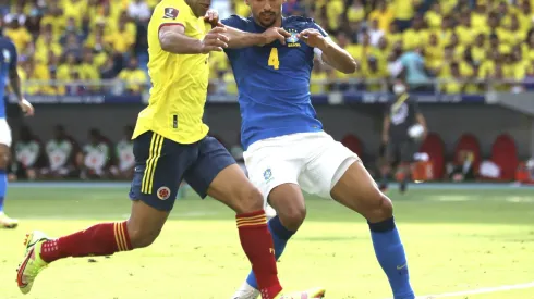 Foto: Jairo Cassiani/Vizzor Imagem/AGIF – Marquinhos disputa lance com Falcão Garcia em jogo entre Colômbia e Brasil, em 2021