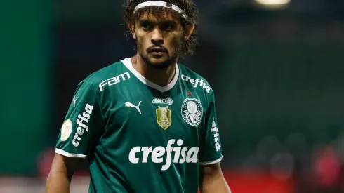 Gustavo Scarpa, em sua época de Palmeiras, durante partida - Foto: Ricardo Moreira/Getty Images