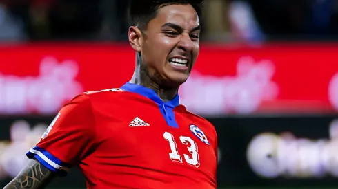 Foto: Claudio Reyes - Pool/Getty Images - Erick Pulgar em partida pela Seleção Chilena