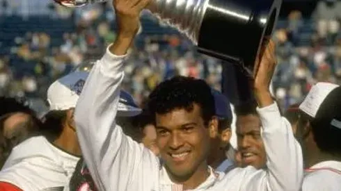 Muller levanta a taça do Mundial após o jogo contra o Barcelona, em 1992. Foto: Shaun Botterill/Allsport.