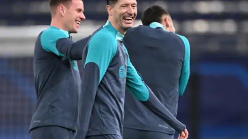 Robert Lewandowski e Marc-André ter Stegen, jogadores do Barcelona, aquecendo durante o treinamento da equipe - Foto: Stuart Franklin/Getty Images