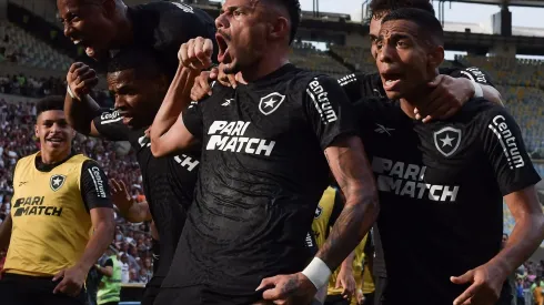Tiquinho Soares, jogador do Botafogo, comemora seu gol com jogadores do seu time durante partida contra o Fluminense no Maracanã pelo Campeonato Brasileiro – Foto: Thiago Ribeiro/AGIF