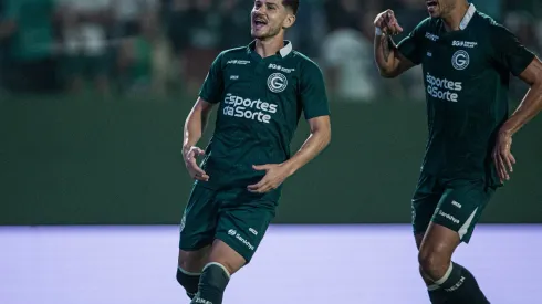 Hugo, jogador do Goiás, comemora seu gol durante partida contra o São Paulo no estádio da Serrinha pelo Campeonato Brasileiro - Foto: Isabela Azine/AGIF