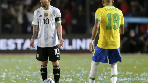 Brasil e Argentina jogando pelas Eliminatórias da Copa do Mundo em 2021. Daniel Jayo/Getty Images.