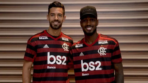 Pablo Mari (à esquerda) marcou época no Flamengo e pode reforçar Roma, de Mourinho - Foto: Marcelo Cortes/CRF