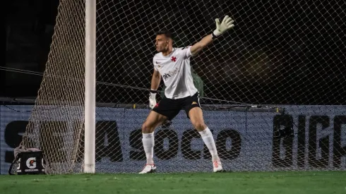 Léo Jardim, goleiro do Vasco, com o uniforme de goleiro em homenagem aos Camisas Negras - Foto: Leandro Amorim/ Vasco da Gama / Twitter Oficial