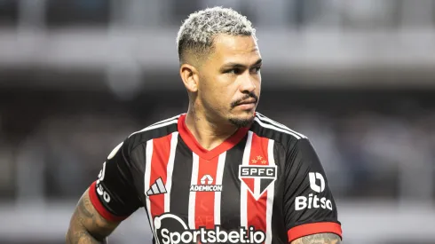 Luciano jogador do Sao Paulo durante partida contra o Santos no estadio Vila Belmiro pelo campeonato Brasileiro A 2023. Foto: Abner Dourado/AGIF