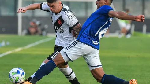 Gabriel Pec jogador do Vasco disputa lance com Kaiki jogador do Cruzeiro durante partida no estadio Sao Januario pelo campeonato Brasileiro A 2023. Thiago Ribeiro/AGIF