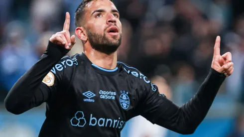 Pepê em ação pelo Imortal. O meio-campista é o pivô dos dilemas de Renato – Foto: Maxi Franzoi/AGIF